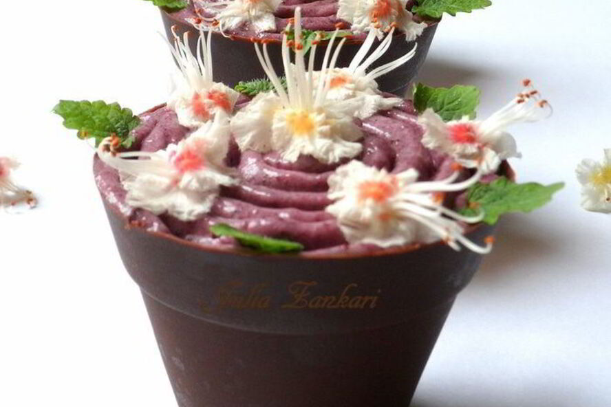 Рецепт шоколадные стаканчики с черничным муссом и бисквитом