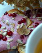 Творожный мусс с бананом и брусникой