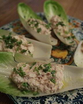 Закуска из цикория с куриным муссом и тархуном