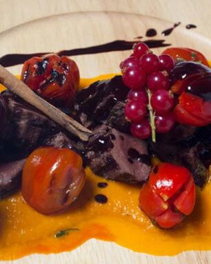 Оленина с розмарином под шоколадным соусом