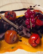 Оленина с розмарином под шоколадным соусом