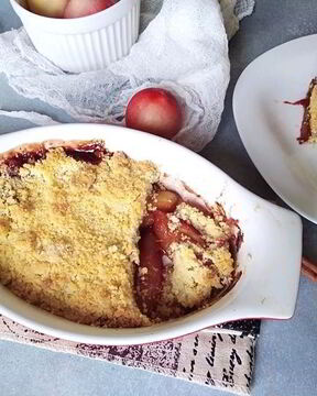 Пряный персиковый крамбл