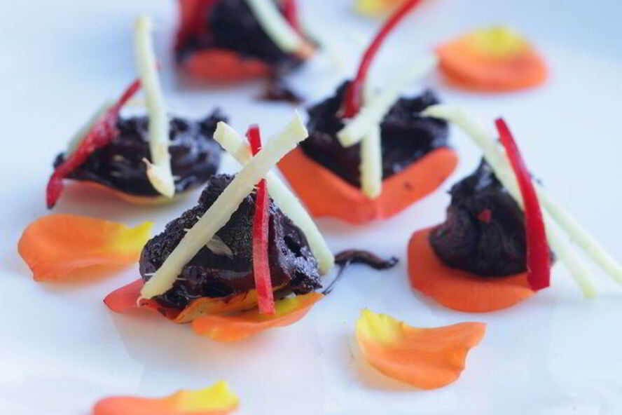 Рецепт шоколад с имбирем на розовых лепестках