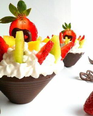 Шоколадные корзинки со взбитыми сливками, фруктами и ягодой