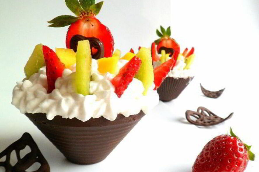 Рецепт шоколадные корзинки со взбитыми сливками, фруктами и ягодой