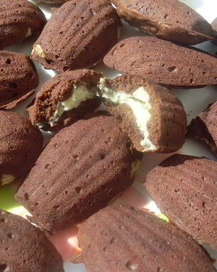 Шоколадные мадлен с кокосовой начинкой