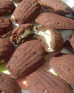 Шоколадные мадлен с кокосовой начинкой