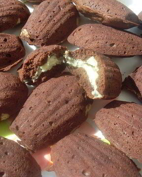 Шоколадные мадлен с кокосовой начинкой