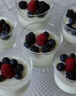 Сливочный пудинг со свежими ягодами