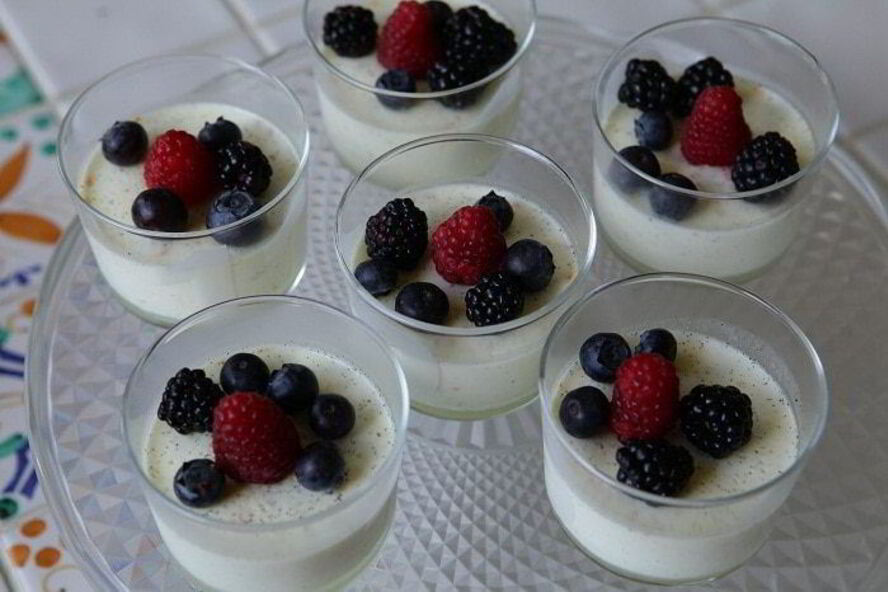 Рецепт сливочного пудинга со свежими ягодами