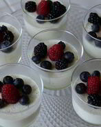 Сливочный пудинг со свежими ягодами