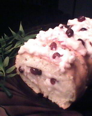 Бисквитный рулет с брусничным суфле