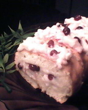 Бисквитный рулет с брусничным суфле