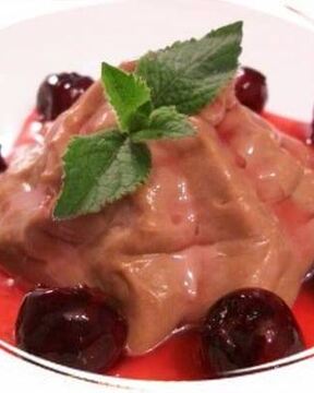 Быстрое шоколадное суфле с вишневым соусом