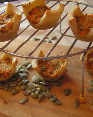 Корзиночки с морковным суфле, вешенками и тыквенными семечками