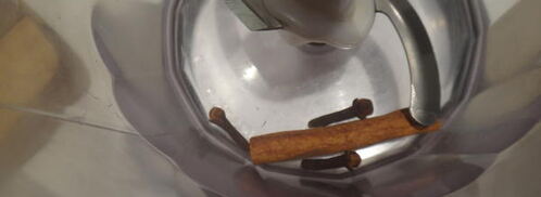 рулет из шоколадного суфле с малиной. Шаг 2