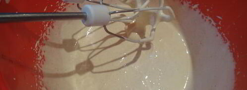 рулет из шоколадного суфле с малиной. Шаг 4