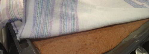 рулет из шоколадного суфле с малиной. Шаг 9