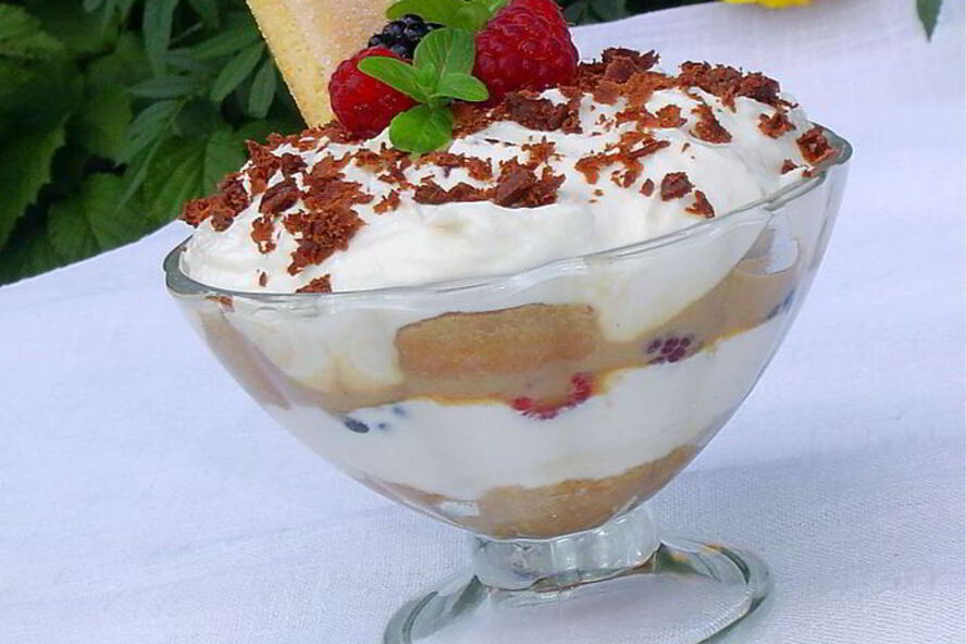 Рецепт десерт в стиле тирамису с малиной и ежевикой