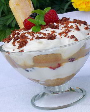 Десерт в стиле Тирамису с малиной и ежевикой