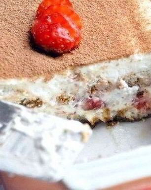 Нежный тирамису с творогом и клубникой