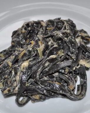 Черная итальянская лапша в грибном соусе