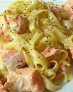 Домашняя лапша с лососевым соусом