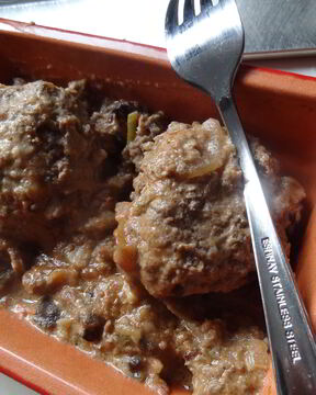 Фрикадели по-строгановски в яблочном сидре с грибами