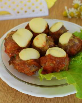 Фрикадельки под томатно-сырным соусом