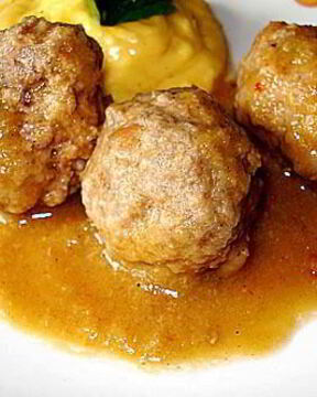 Фрикадельки в луковом соусе