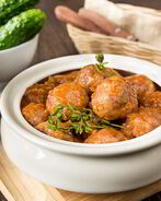 Фрикадельки в пикантном томатном соусе