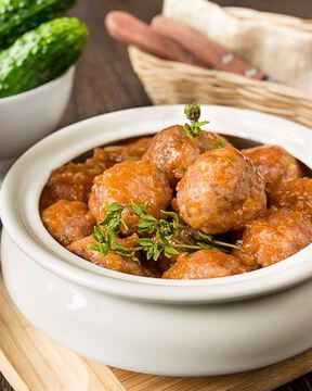 Фрикадельки в пикантном томатном соусе