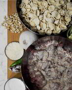 Изысканные ореккьете с фрикадельками, листовой капустой и кедровыми орешками