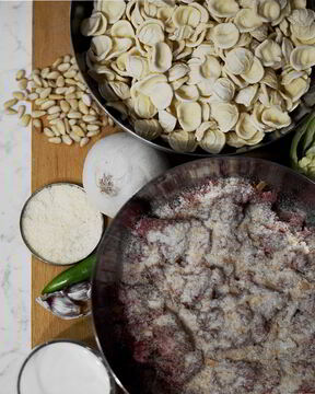 Изысканные ореккьете с фрикадельками, листовой капустой и кедровыми орешками