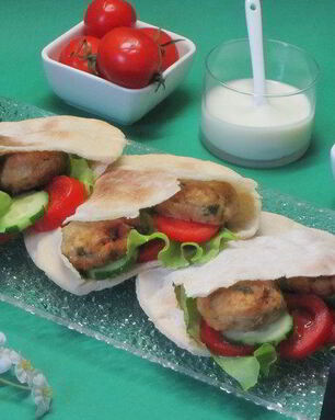 Пита с фрикадельками из нута фалафель