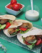 Пита с фрикадельками из нута фалафель