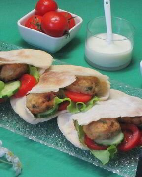 Пита с фрикадельками из нута фалафель