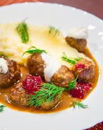 Шведские фрикадельки с брусничным джемом