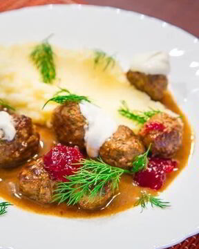 Шведские фрикадельки с брусничным джемом