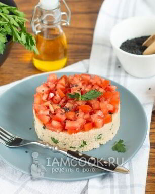Гарнир из кускуса с помидором