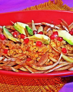 Чечевица с пикантным луком и авокадо