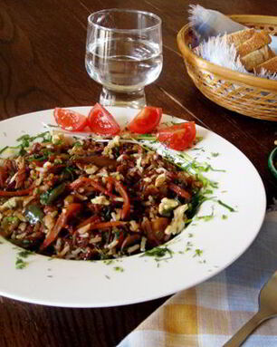 Дикий рис с шампиньонами и грецкими орехами