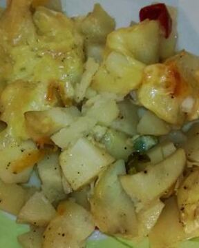 Картофель под сыром и овощами