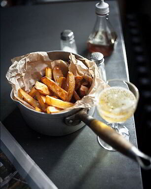 Картофель с соусом дзадзики и морской солью