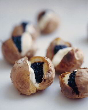 Картофель в мундире со сметаной и икрой