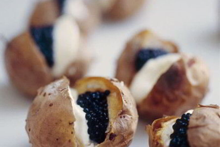 Рецепт картофель в мундире со сметаной и икрой