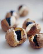 Картофель в мундире со сметаной и икрой