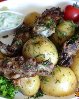 Картошка с ребрышками в имбирно-медовой глазури с соусом Цацики