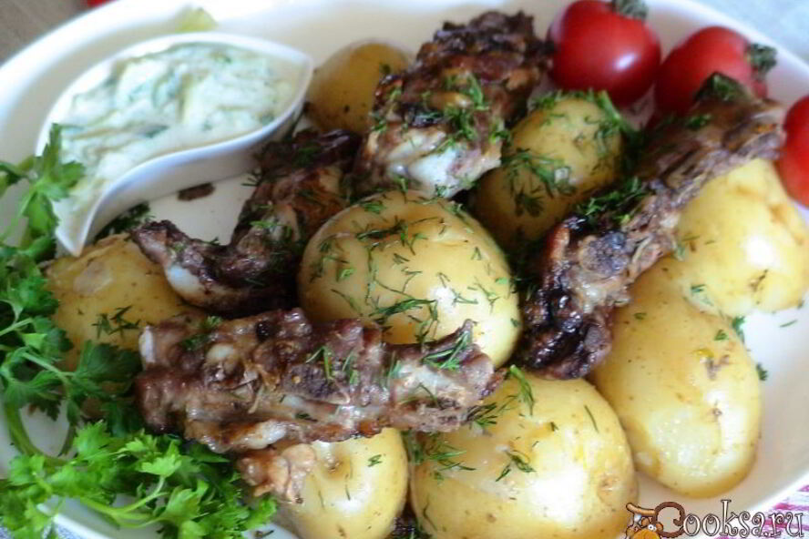 Рецепт картошка с ребрышками в имбирно-медовой глазури с соусом цацики