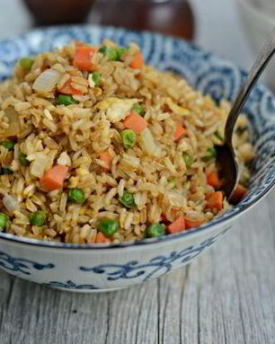 Коричневый рис с яйцом и овощами